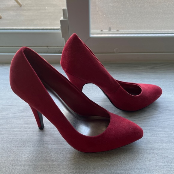 Spring Red Heels - Picture 2 of 3